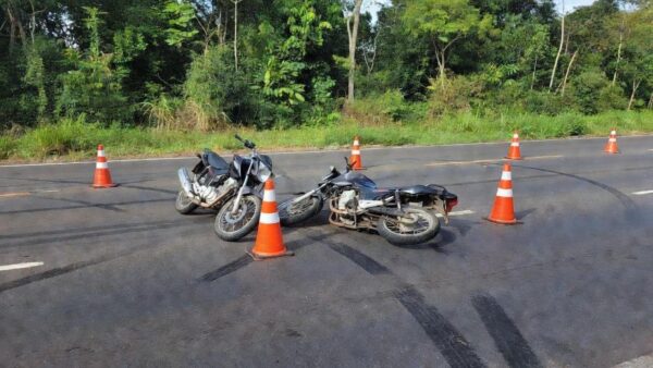 Motociclista perdeu o controle da direção e colidiu na lateral traseira da picape que estava estacionada