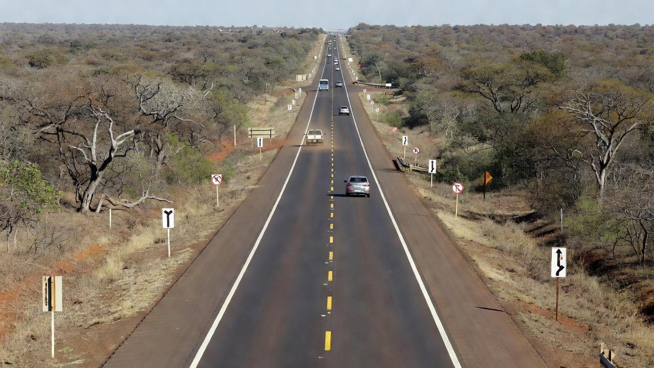 Rodovia BR-364 com sinalização para viagens seguras nas férias