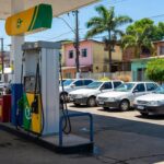 Posto de gasolina no Brasil com bombas representando mistura de etanol na gasolina