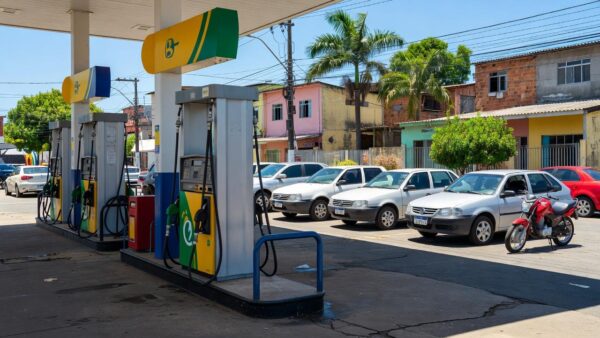 Posto de gasolina no Brasil com bombas representando mistura de etanol na gasolina