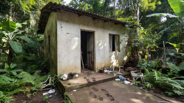 Casa em Porto Velho com porta arrombada após invasão