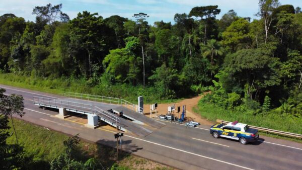 Balança e equipamentos da PRF para combater excesso de peso em rodovia de Rondônia
