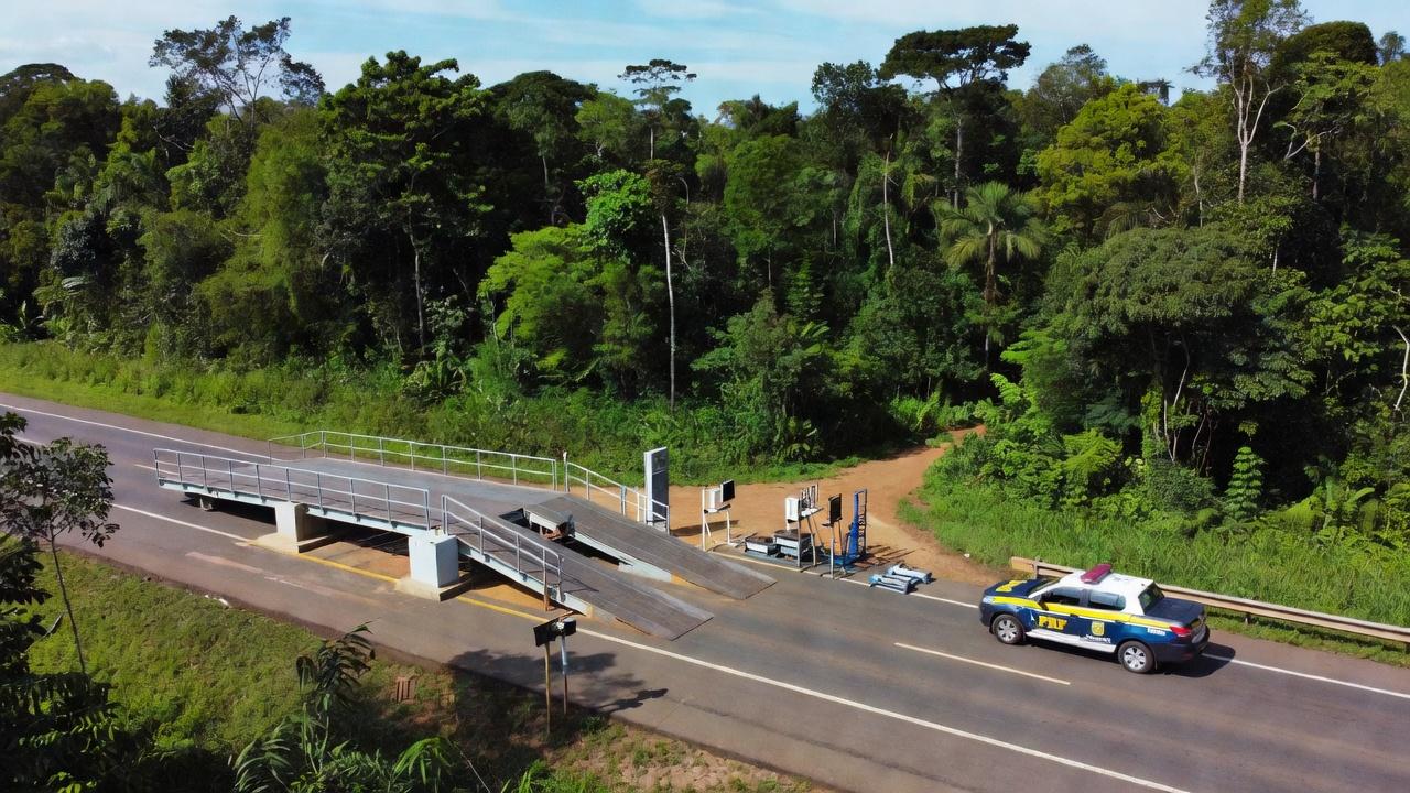 Balança e equipamentos da PRF para combater excesso de peso em rodovia de Rondônia
