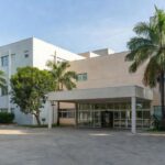 Entrada de hospital regional brasileiro durante greve de médicos