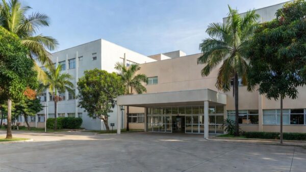 Entrada de hospital regional brasileiro durante greve de médicos