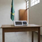 Seção eleitoral com urna eletrônica representando candidaturas PL no Brasil