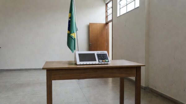 Seção eleitoral com urna eletrônica representando candidaturas PL no Brasil
