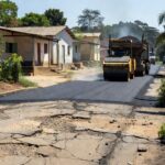 Máquina realizando recomposição asfáltica em rua de Vilhena