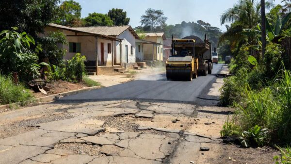 Máquina realizando recomposição asfáltica em rua de Vilhena