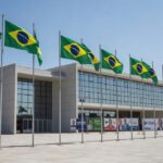 Fachada da Assembleia Legislativa de Rondônia com bandeiras do Brasil