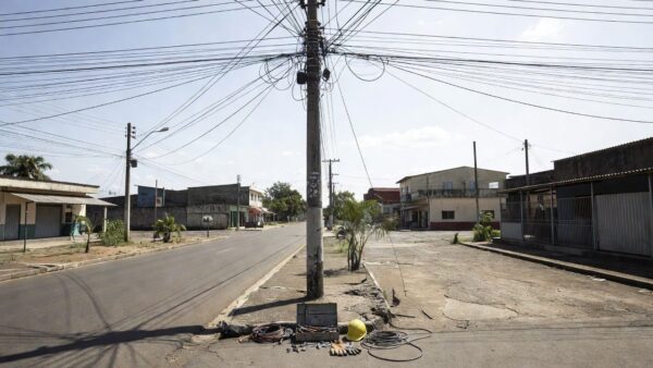 Fios elétricos em poste no centro de Porto Velho representando acidente de trabalho