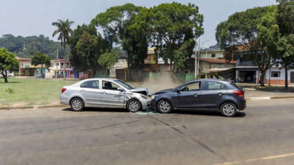 Colisão entre dois carros de aplicativos em Porto Velho, Rondônia