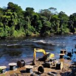 Obras de instalação de fibra óptica no Rio Madeira, Amazônia