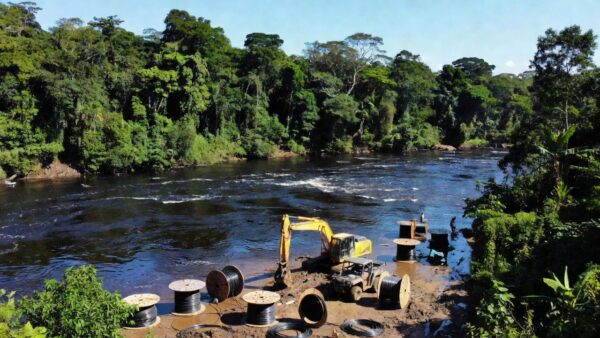 Obras de instalação de fibra óptica no Rio Madeira, Amazônia