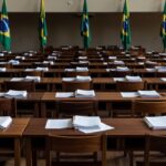 Sala de convenção do MDB com bandeiras do Brasil e documentos
