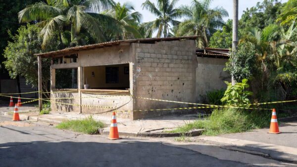 Bar na zona sul de Porto Velho com marcas de tiros e perícia no local