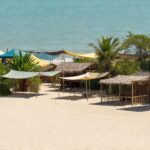 Praia de Pimenteiras do Oeste com estrutura do festival esperando 20 mil turistas