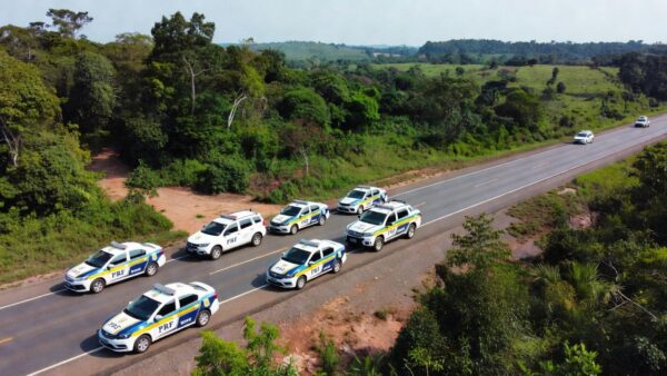 Viaturas da PRF em operação de fiscalização em rodovia de Rondônia