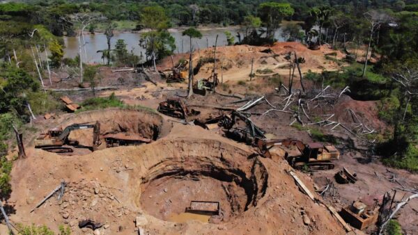 Área de extração ilegal de cassiterita em Rio Crespo, Amazônia