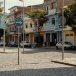 Rua Gaspar Lemos com sinalização de sentido único em área urbana brasileira
