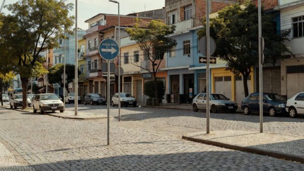 Rua Gaspar Lemos com sinalização de sentido único em área urbana brasileira