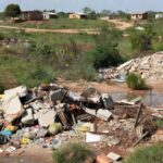 Terreno baldio com lixo e entulho em Nova Porto Velho