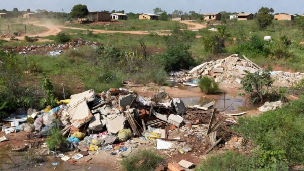 Terreno baldio com lixo e entulho em Nova Porto Velho