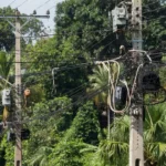 Postes e medidores de energia em Porto Velho com sinais de fraude elétrica