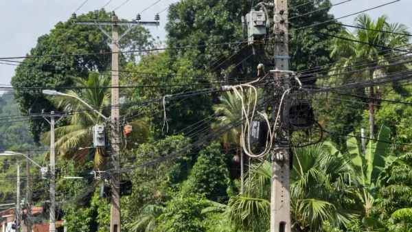 Postes e medidores de energia em Porto Velho com sinais de fraude elétrica