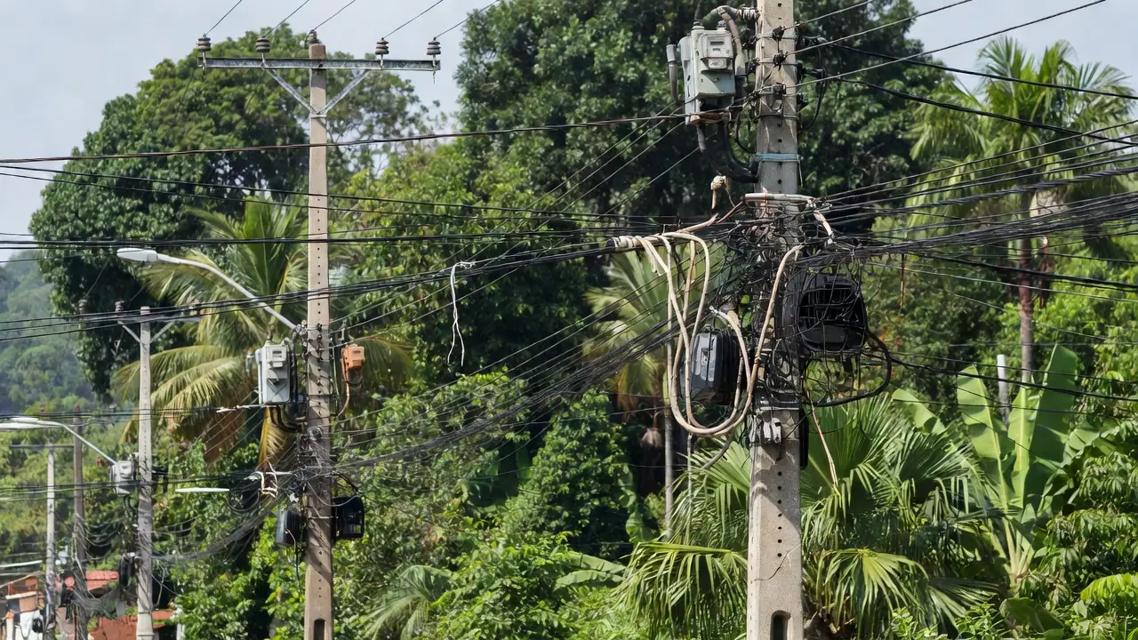Postes e medidores de energia em Porto Velho com sinais de fraude elétrica