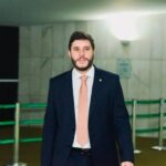 Deputado Maurício Carvalho afunda cursos de Medicina com notas vergonhosas no Enamed 2026