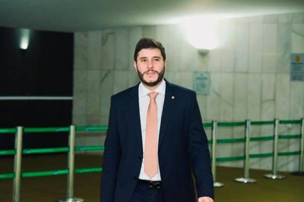 Deputado Maurício Carvalho afunda cursos de Medicina com notas vergonhosas no Enamed 2026