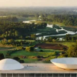 Congresso Nacional em Brasília com paisagem amazônica de Rondônia ao fundo