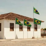 Prédio da prefeitura brasileira com bandeiras simbolizando apoio à reeleição política