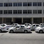 Viaturas da Polícia Civil em operação de bloqueio financeiro