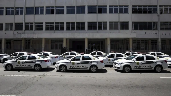 Viaturas da Polícia Civil em operação de bloqueio financeiro
