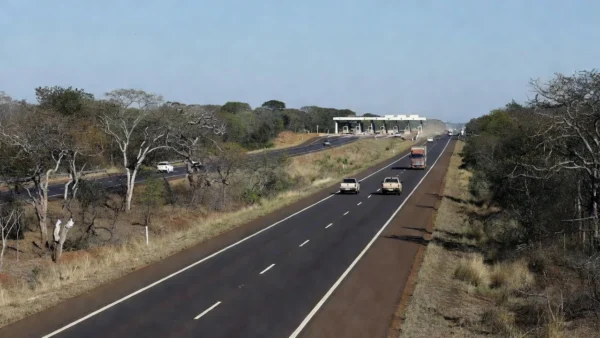 Rodovia BR-364 com praça de pedágio no Brasil