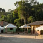 Praça em Cacoal com tendas de serviços gratuitos do governo de Rondônia