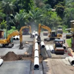 Obras de drenagem e pavimentação na Rua Aquiles Paraguaçu em Porto Velho