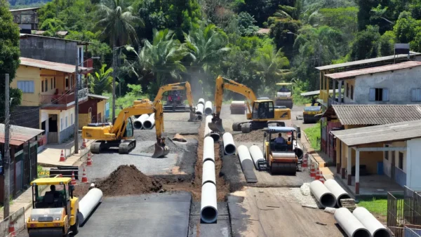 Obras de drenagem e pavimentação na Rua Aquiles Paraguaçu em Porto Velho