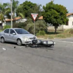 Acidente de trânsito com carro e moto em cruzamento de Colorado do Oeste
