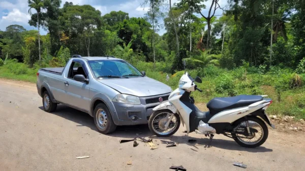 A condutora da motoneta foi socorrida por uma equipe do Corpo de Bombeiros e encaminhada ao hospital municipal