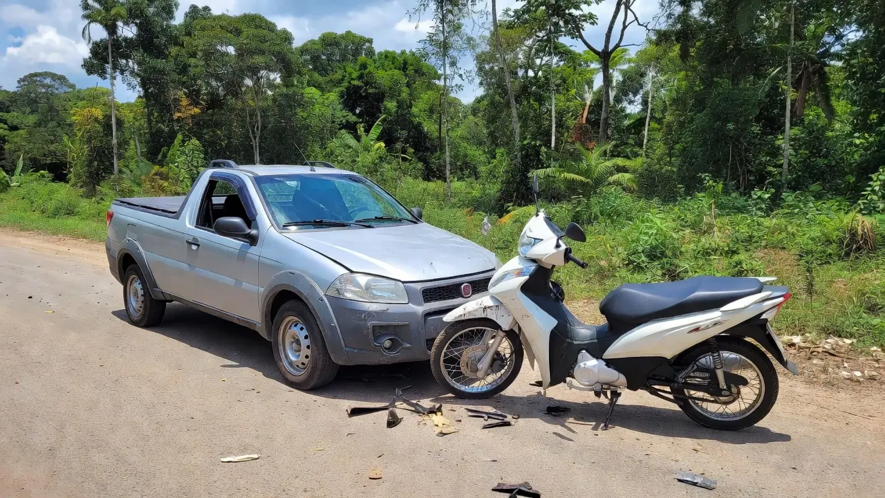A condutora da motoneta foi socorrida por uma equipe do Corpo de Bombeiros e encaminhada ao hospital municipal