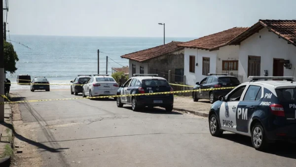 Viaturas da Polícia Militar em operação no Porto Belo durante a Operação Caçador