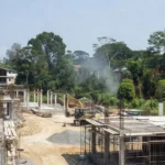 Canteiro de obras públicas em Vilhena com equipamentos de construção