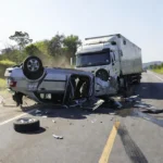 Carro capotado após colisão com carreta na Estrada Penal