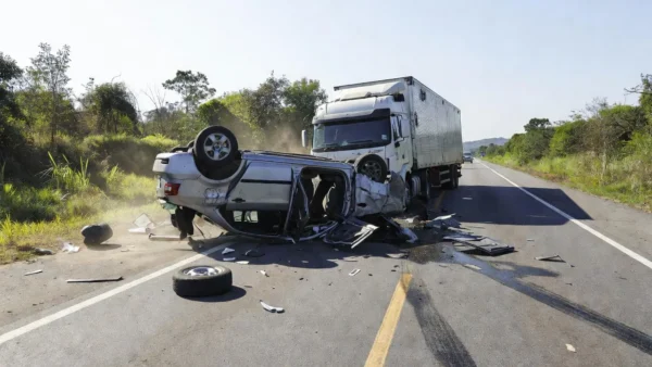 Carro capotado após colisão com carreta na Estrada Penal