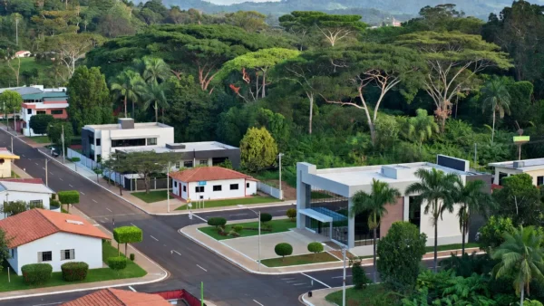 Vista panorâmica de Costa Marques, Rondônia, com infraestrutura pública