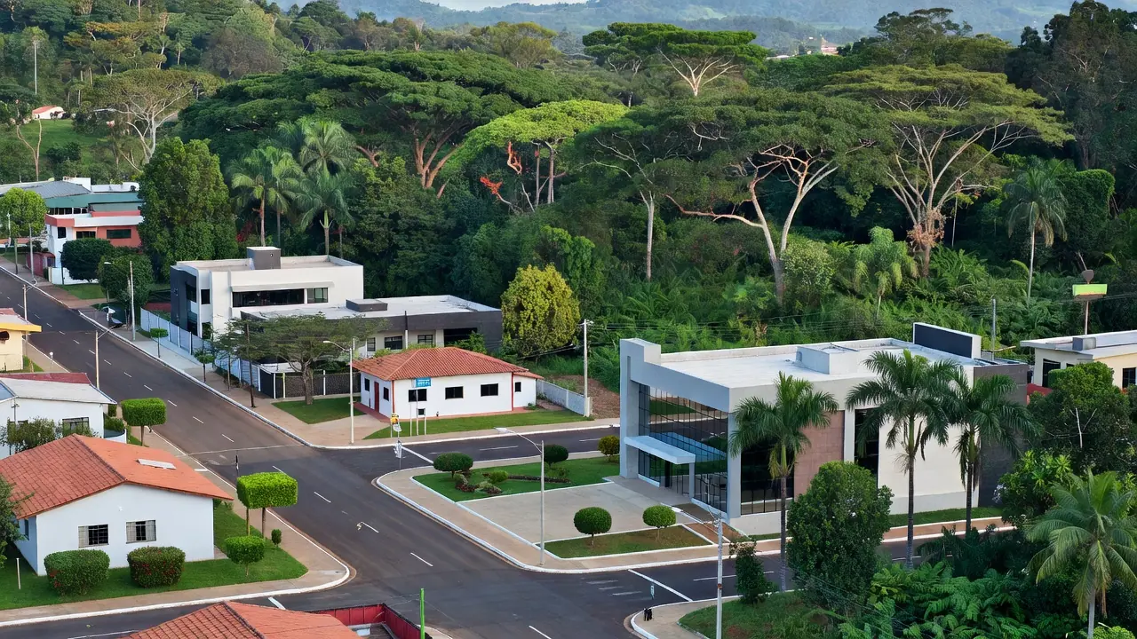 Vista panorâmica de Costa Marques, Rondônia, com infraestrutura pública
