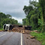 Caminhão com toras tombado interditando a BR-364 entre Porto Velho e Candeias do Jamari